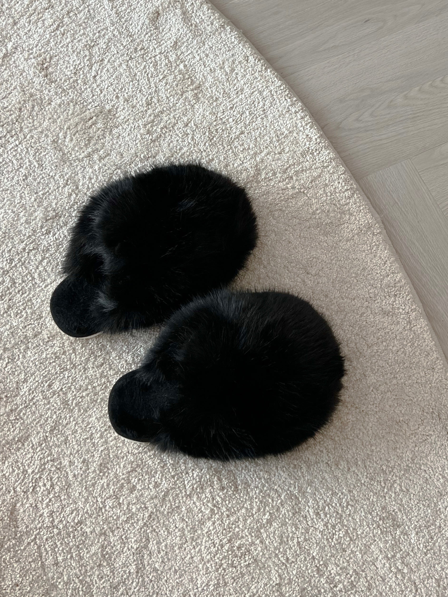 Farah Black Fluffy Slippers